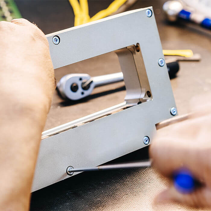 mitarbeiter fertigt ein produkt